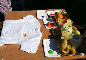 Koszulki i owoce przygotowane do druku.